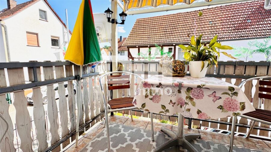 Teilsaniertes Einfamilienhaus mit Anbauten + Nebengebäude auf 1.600 m² Traumgartengrundstück - OG Balkon